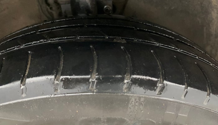 2015 Volkswagen Vento HIGHLINE 1.6 MPI, Petrol, Manual, 1,17,324 km, Right Front Tyre Tread