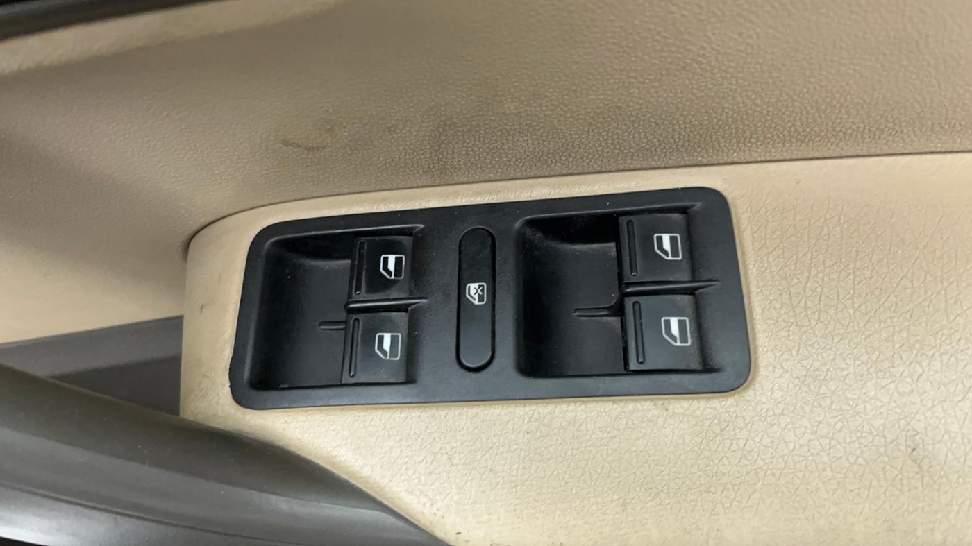 2015 Volkswagen Vento HIGHLINE 1.6 MPI, Petrol, Manual, 1,17,338 km, Driver Side Door Panels Control