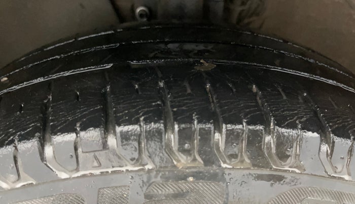 2015 Volkswagen Vento HIGHLINE 1.6 MPI, Petrol, Manual, 1,17,324 km, Left Front Tyre Tread