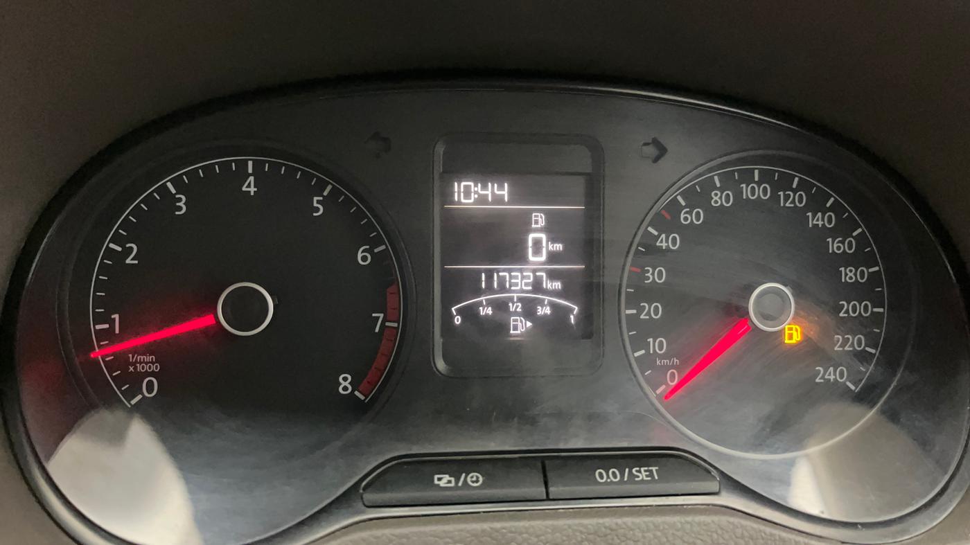 2015 Volkswagen Vento HIGHLINE 1.6 MPI, Petrol, Manual, 1,17,338 km, Odometer Image