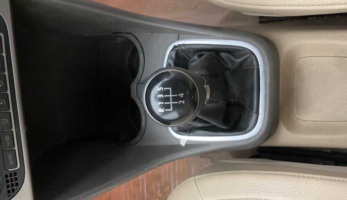 2015 Volkswagen Vento HIGHLINE 1.6 MPI, Petrol, Manual, 1,17,324 km, Gear Lever