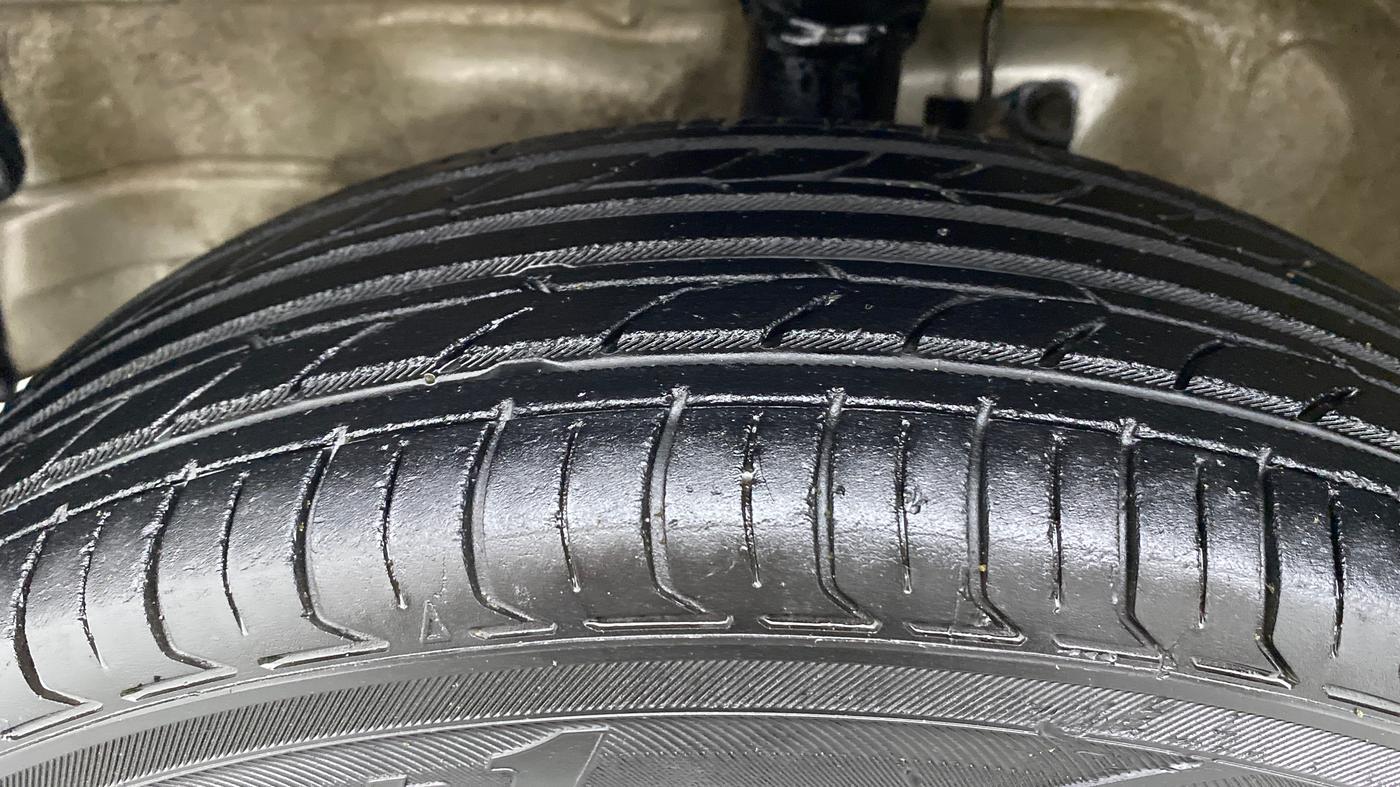 2014 Maruti Wagon R 1.0 VXI, Petrol, Manual, 54,462 km, Left Front Tyre Tread