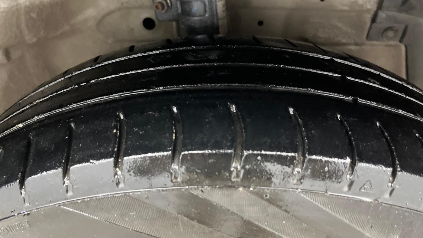 2015 Maruti Swift Dzire VXI, Petrol, Manual, 97,553 km, Right Front Tyre Tread