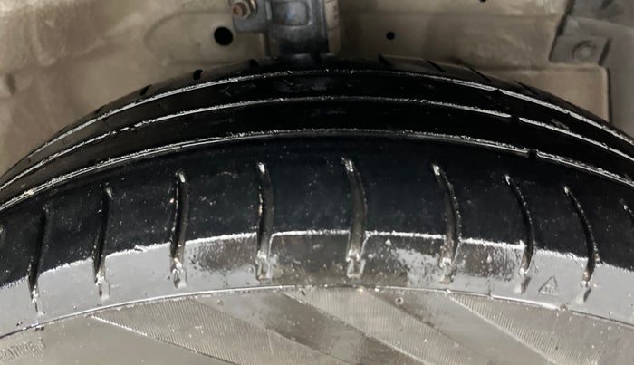 2015 Maruti Swift Dzire VXI, Petrol, Manual, 97,553 km, Right Front Tyre Tread