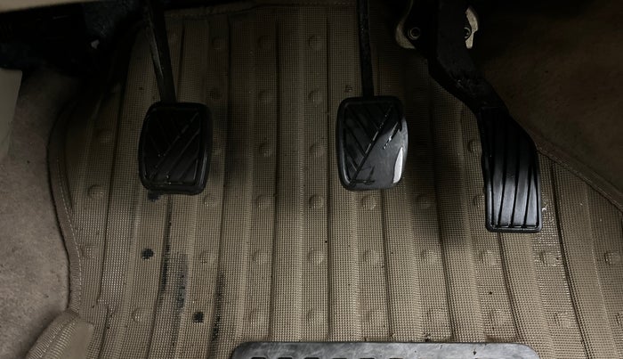 2015 Maruti Swift Dzire VXI, Petrol, Manual, 97,553 km, Pedals