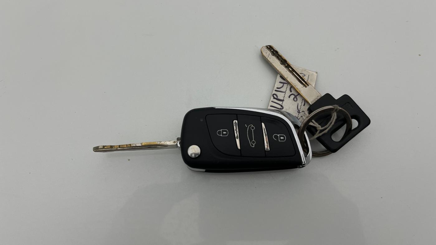 2015 Maruti Swift Dzire VXI, Petrol, Manual, 97,553 km, Key Close Up