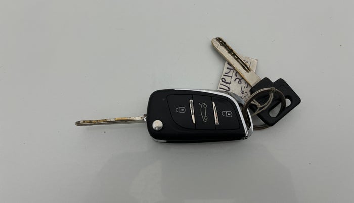 2015 Maruti Swift Dzire VXI, Petrol, Manual, 97,553 km, Key Close Up