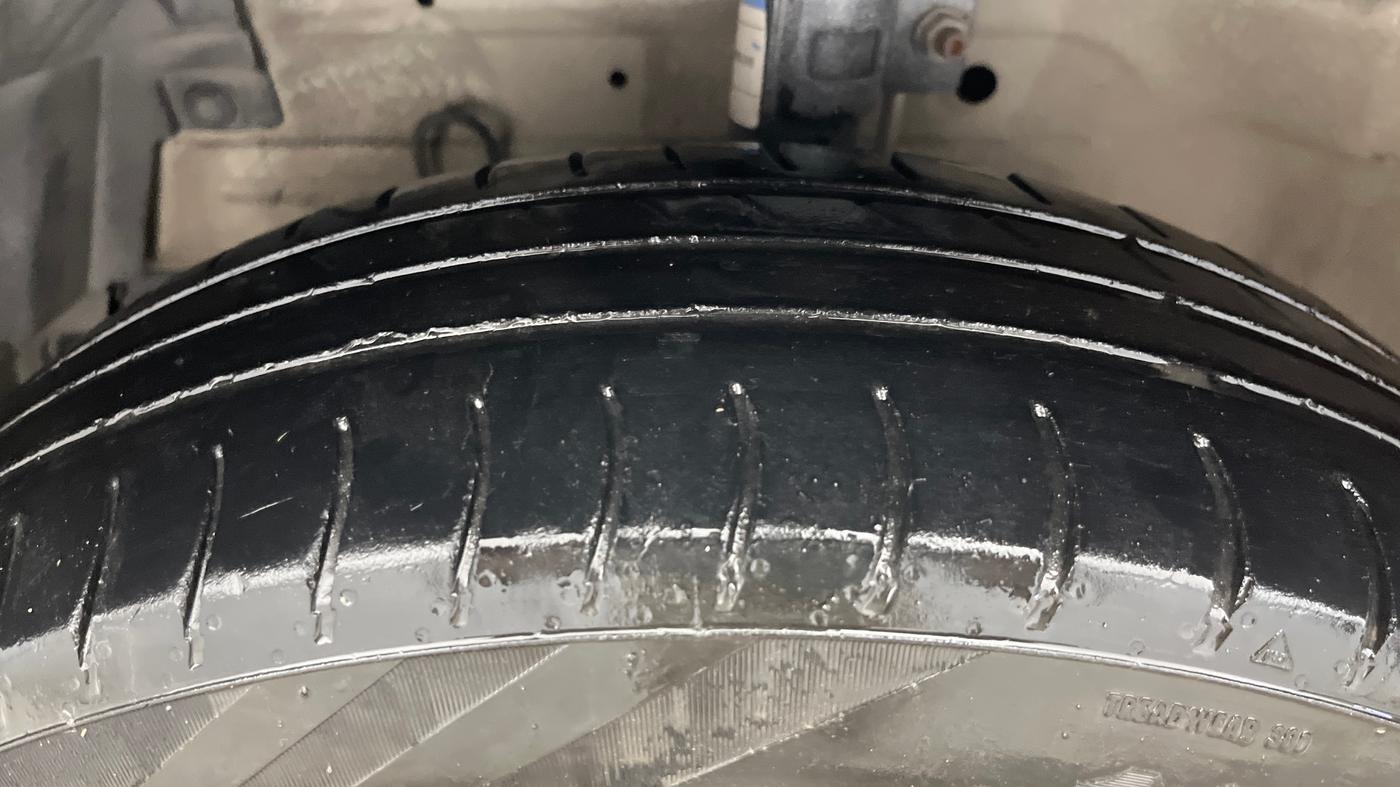 2015 Maruti Swift Dzire VXI, Petrol, Manual, 97,553 km, Left Front Tyre Tread