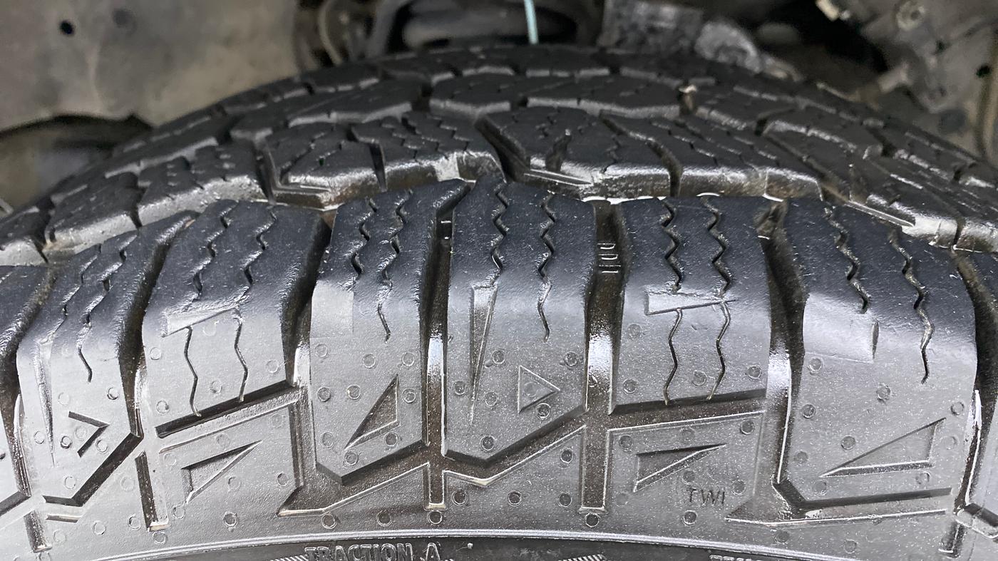 2017 Ford Endeavour 2.2l 4X2 AT Trend, Diesel, Automatic, 61,464 km, Left Front Tyre Tread