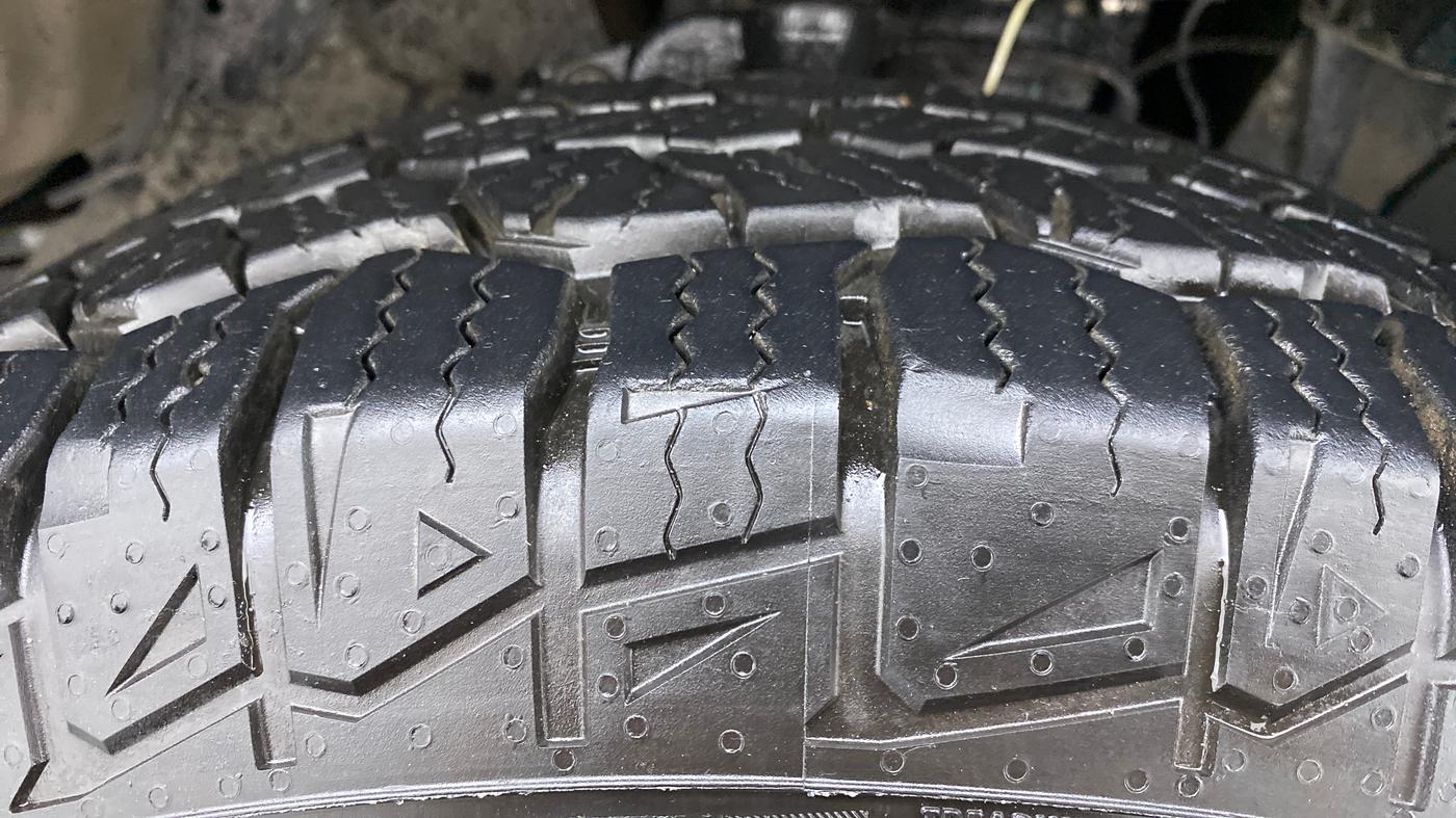 2017 Ford Endeavour 2.2l 4X2 AT Trend, Diesel, Automatic, 61,464 km, Right Front Tyre Tread