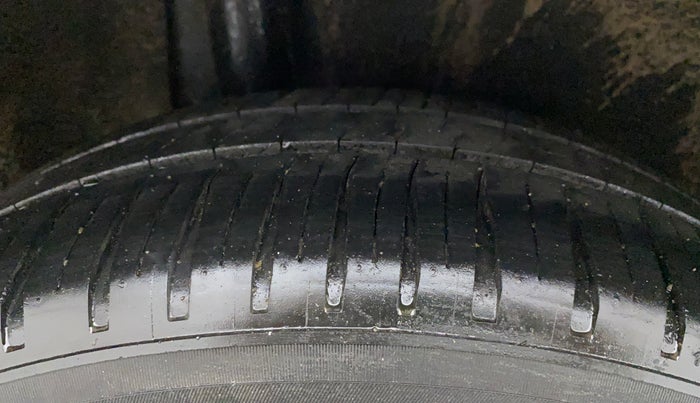 2016 Maruti Baleno DELTA PETROL 1.2, Petrol, Manual, 1,03,333 km, Right Rear Tyre Tread