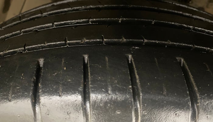 2019 Maruti Ciaz ALPHA  AT 1.5 SHVS PETROL, Petrol, Automatic, 55,677 km, Left Front Tyre Tread