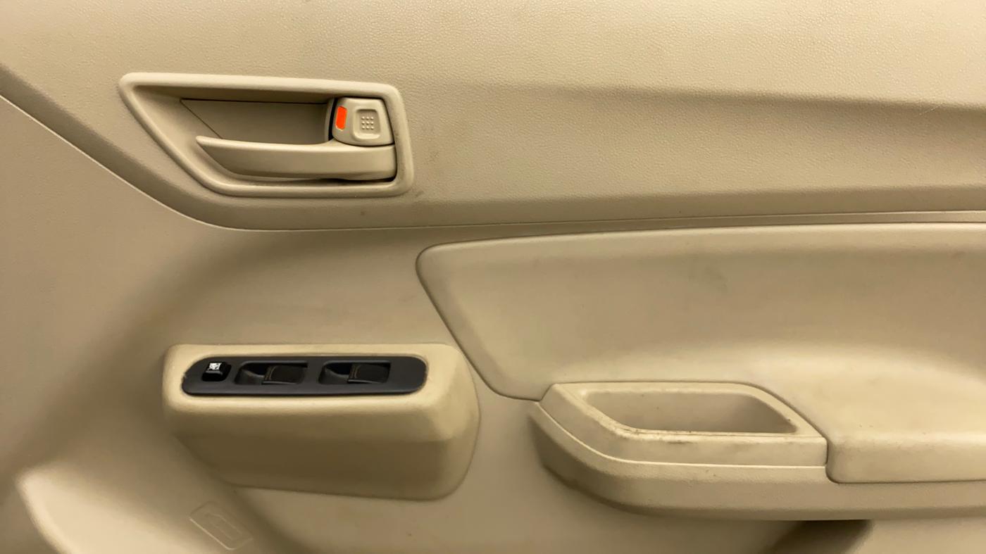 2020 Maruti Dzire LXI, CNG, Manual, 32,076 km, Driver Side Door Panels Control