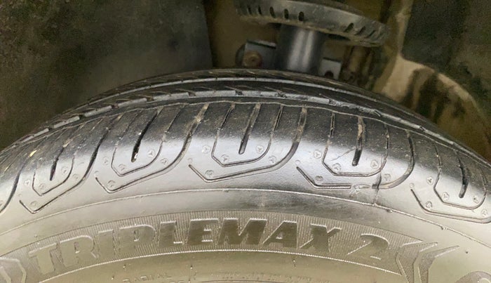 2016 Volkswagen Ameo COMFORTLINE 1.2L, Petrol, Manual, 98,673 km, Left Front Tyre Tread