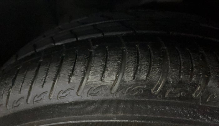 2017 Ford Figo Aspire TITANIUM 1.2 PETROL, Petrol, Manual, 59,222 km, Left Front Tyre Tread