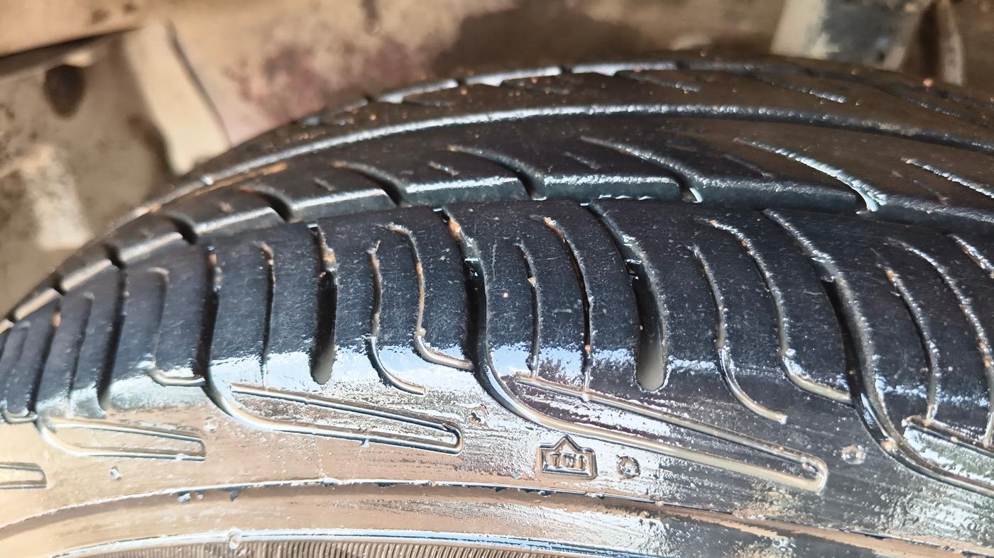 2016 Maruti Ritz VXI, Petrol, Manual, 88,588 km, Left Front Tyre Tread