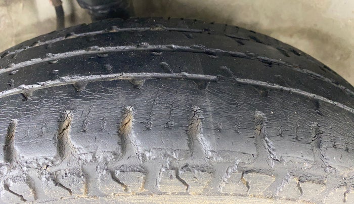 2011 Maruti Zen Estilo LXI, Petrol, Manual, 87,929 km, Right Front Tyre Tread