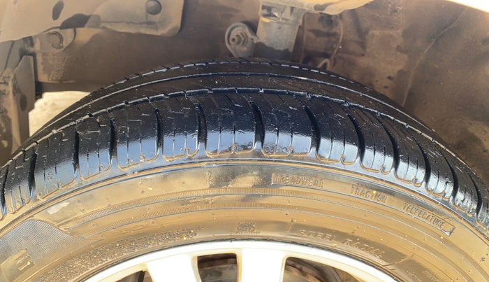 2017 Honda Brio VX MT, Petrol, Manual, 1,01,621 km, Left Front Tyre Tread