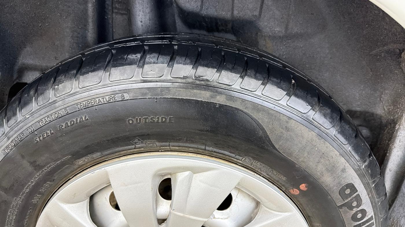 2020 Maruti Swift LXI, Petrol, Manual, 42,801 km, Right Rear Tyre Tread