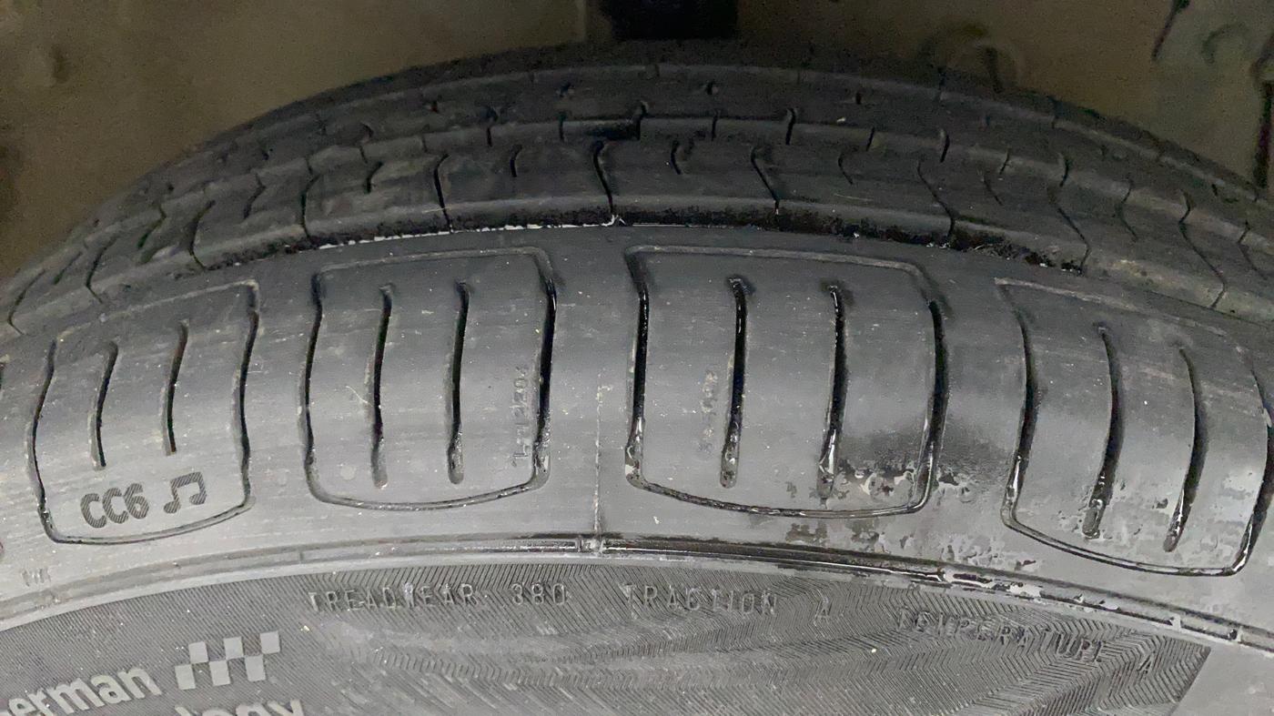 2017 Maruti Swift Dzire VXI, Petrol, Manual, 80,194 km, Right Front Tyre Tread