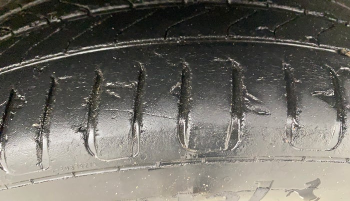 2016 Maruti Baleno ZETA PETROL 1.2, Petrol, Manual, 1,04,538 km, Right Front Tyre Tread