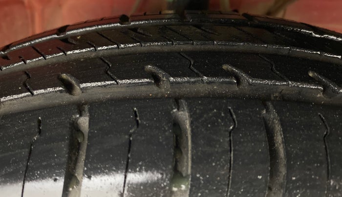 2018 Maruti Swift VXI D, Petrol, Manual, 49,743 km, Right Front Tyre Tread
