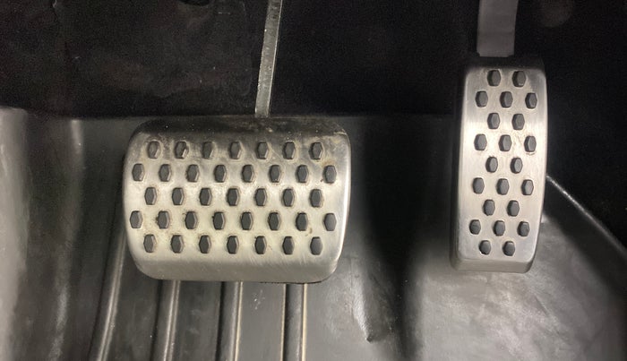 2022 Mahindra XUV700 AX 7 LUXURY D AWD AT 7 STR, Diesel, Automatic, 82,634 km, Pedals