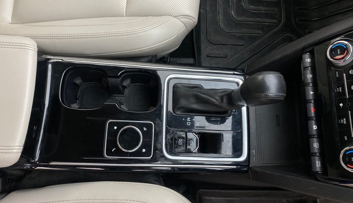 2022 Mahindra XUV700 AX 7 LUXURY D AWD AT 7 STR, Diesel, Automatic, 82,634 km, Gear Lever