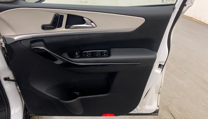 2022 Mahindra XUV700 AX 7 LUXURY D AWD AT 7 STR, Diesel, Automatic, 82,634 km, Driver Side Door Panels Control