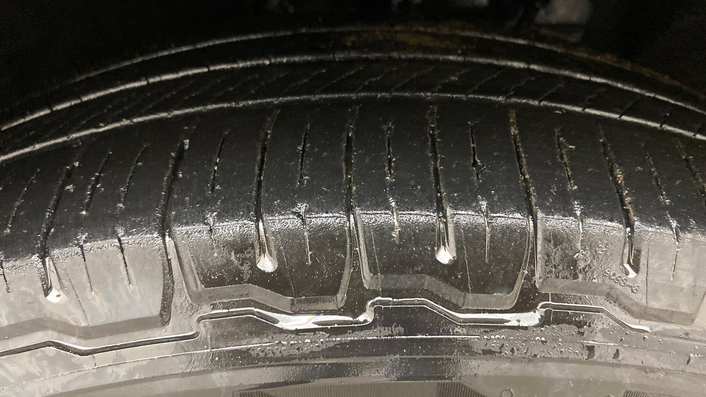 2022 Mahindra XUV700 AX 7 LUXURY D AWD AT 7 STR, Diesel, Automatic, 82,634 km, Left Front Tyre Tread