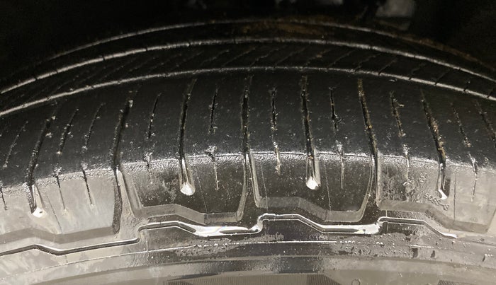 2022 Mahindra XUV700 AX 7 LUXURY D AWD AT 7 STR, Diesel, Automatic, 82,634 km, Left Front Tyre Tread