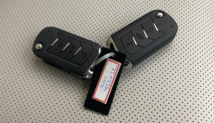 2022 Mahindra XUV700 AX 7 LUXURY D AWD AT 7 STR, Diesel, Automatic, 82,634 km, Key Close Up