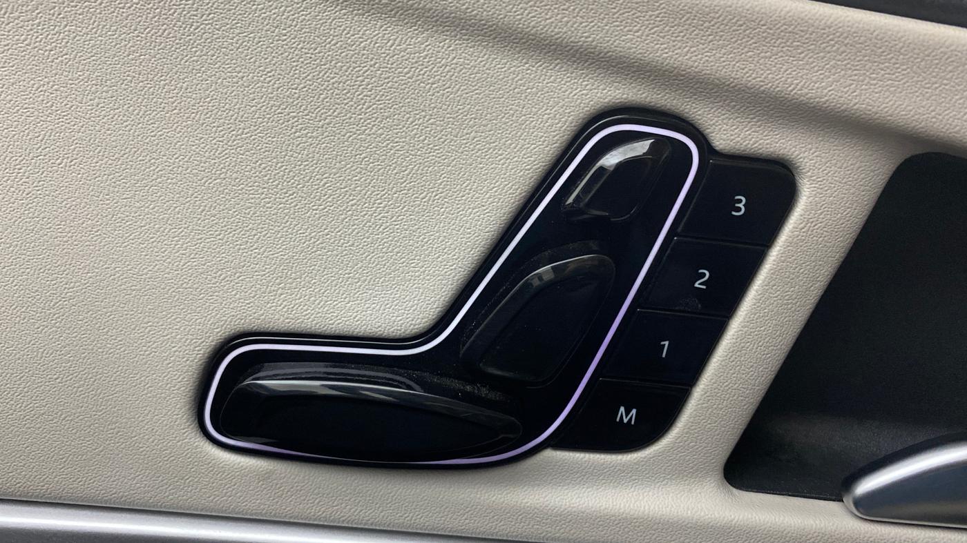 2022 Mahindra XUV700 AX 7 LUXURY D AWD AT 7 STR, Diesel, Automatic, 82,634 km, Driver Side Adjustment Panel