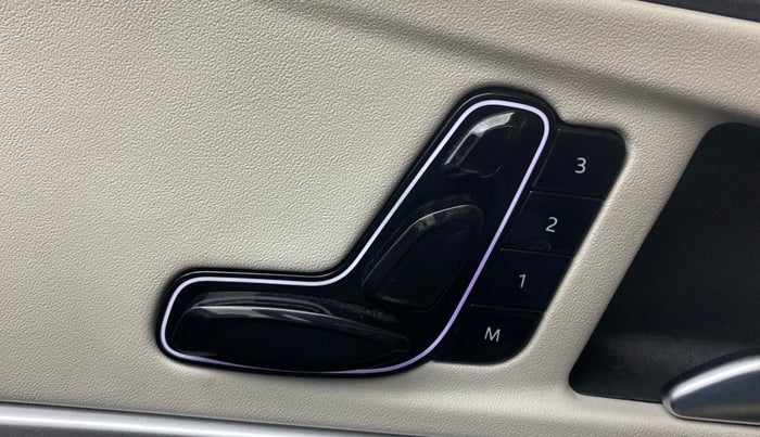 2022 Mahindra XUV700 AX 7 LUXURY D AWD AT 7 STR, Diesel, Automatic, 82,634 km, Driver Side Adjustment Panel