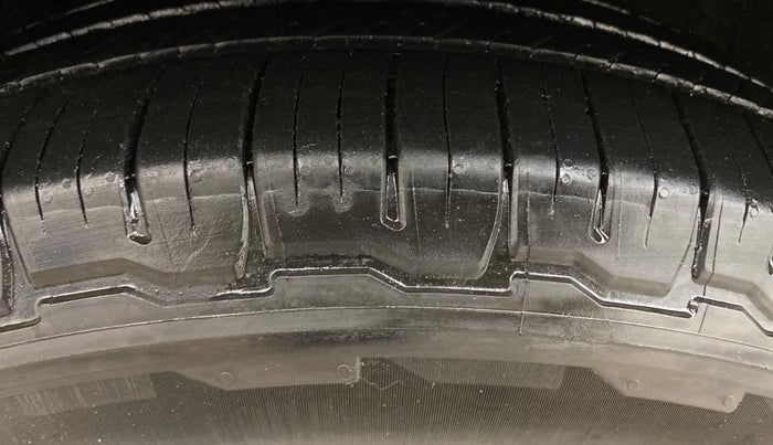 2022 Mahindra XUV700 AX 7 LUXURY D AWD AT 7 STR, Diesel, Automatic, 82,634 km, Right Rear Tyre Tread