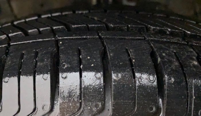 2012 Maruti Swift VXI, Petrol, Manual, 90,846 km, Left Front Tyre Tread