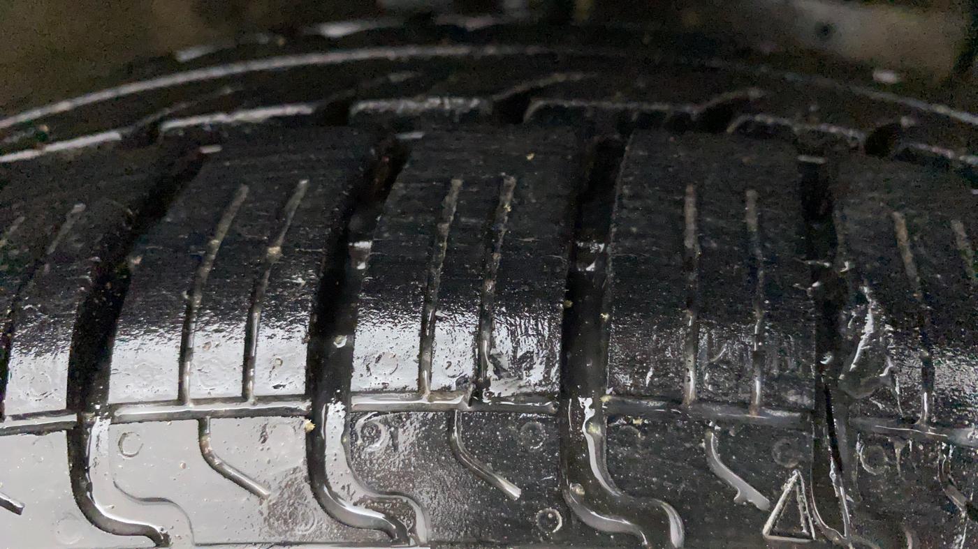 2012 Maruti Swift VXI, Petrol, Manual, 90,846 km, Right Front Tyre Tread
