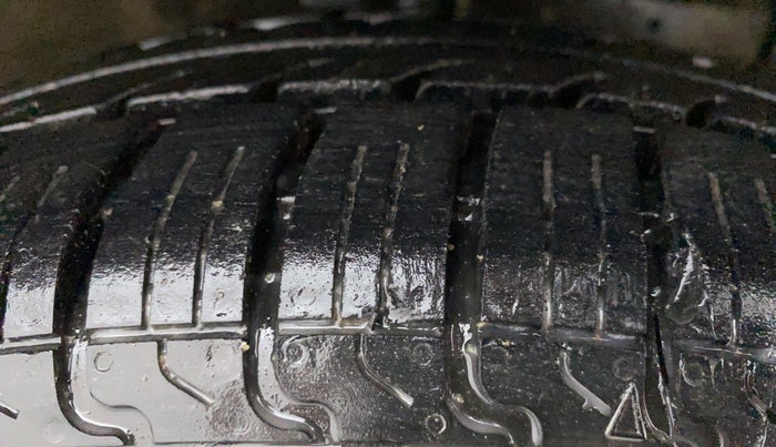 2012 Maruti Swift VXI, Petrol, Manual, 90,846 km, Right Front Tyre Tread