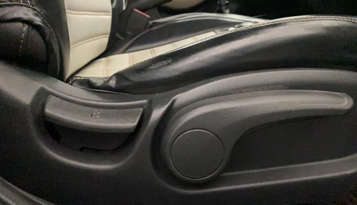2018 Hyundai Elite i20 SPORTZ 1.2, Petrol, Manual, 1,24,745 km, Driver Side Adjustment Panel