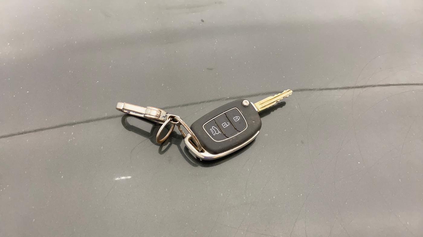 2020 Hyundai VENUE S 1.2, Petrol, Manual, 79,015 km, Key Close Up