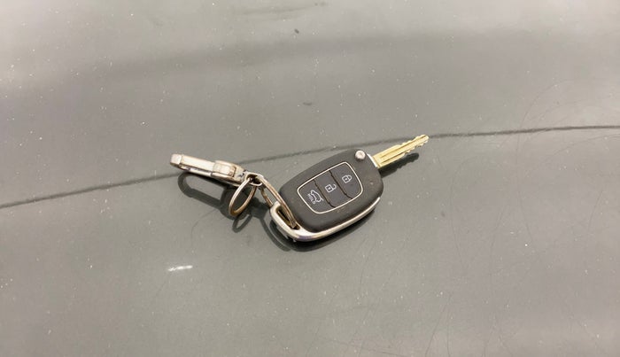 2020 Hyundai VENUE S 1.2, Petrol, Manual, 79,015 km, Key Close Up