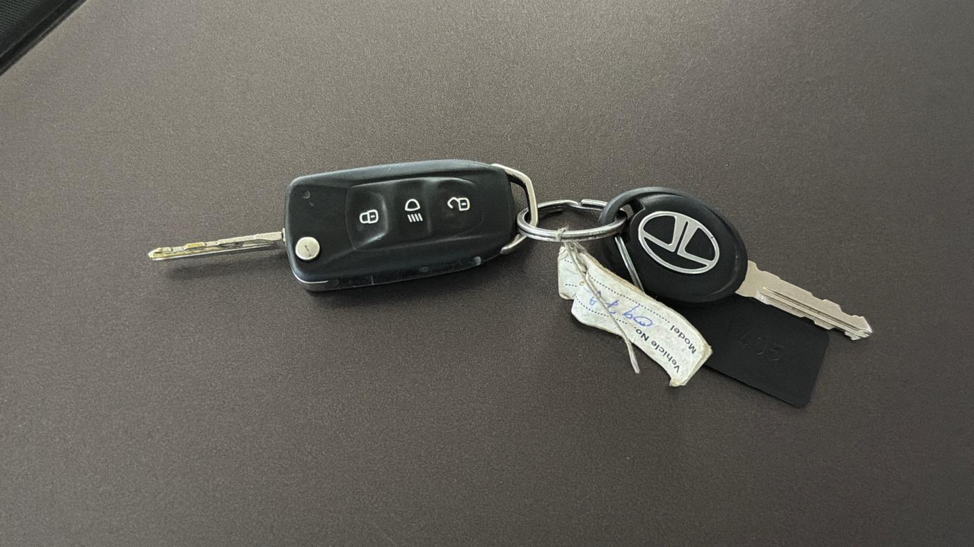 2017 Tata Tiago XZ PETROL, Petrol, Manual, 99,228 km, Key Close Up