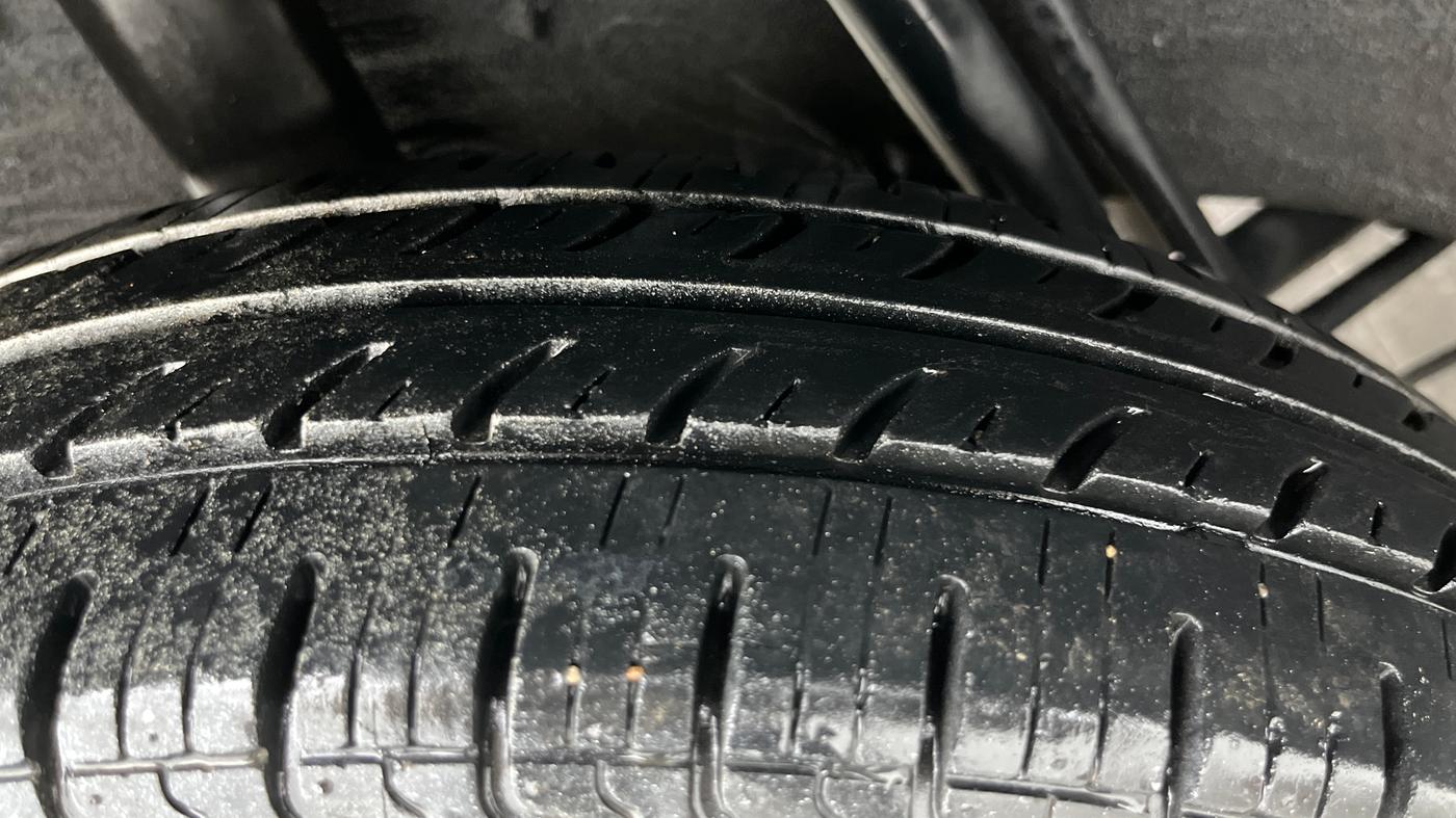 2017 Renault Kwid RXT 1.0 AMT, Petrol, Automatic, 36,719 km, Right Rear Tyre Tread