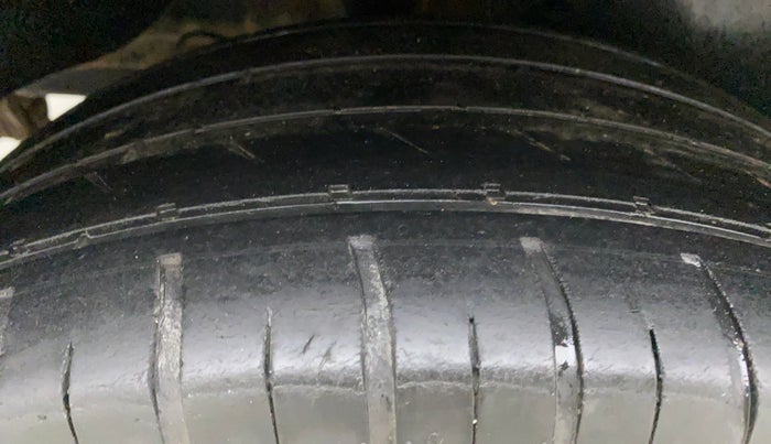 2016 Hyundai Creta SX PLUS 1.6 PETROL, CNG, Manual, 88,741 km, Right Rear Tyre Tread