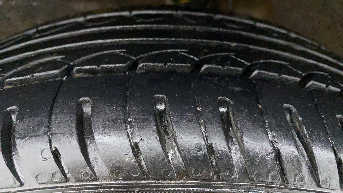 2017 Maruti Wagon R 1.0 VXI, Petrol, Manual, 36,700 km, Right Front Tyre Tread