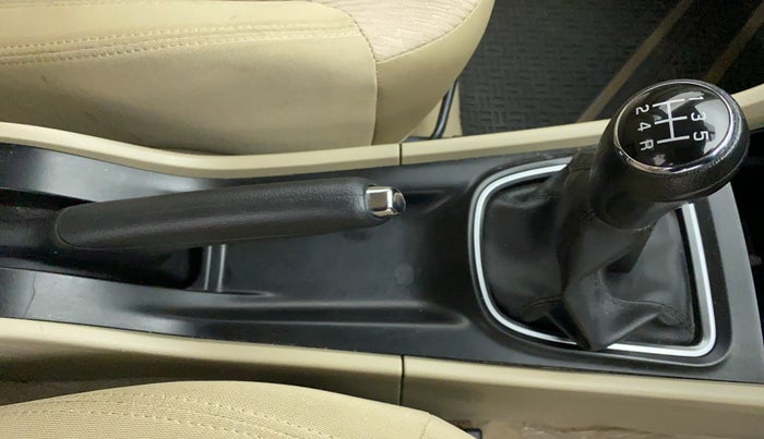 2019 Maruti Ciaz DELTA 1.5 SHVS VVT MT, Petrol, Manual, 28,111 km, Gear Lever