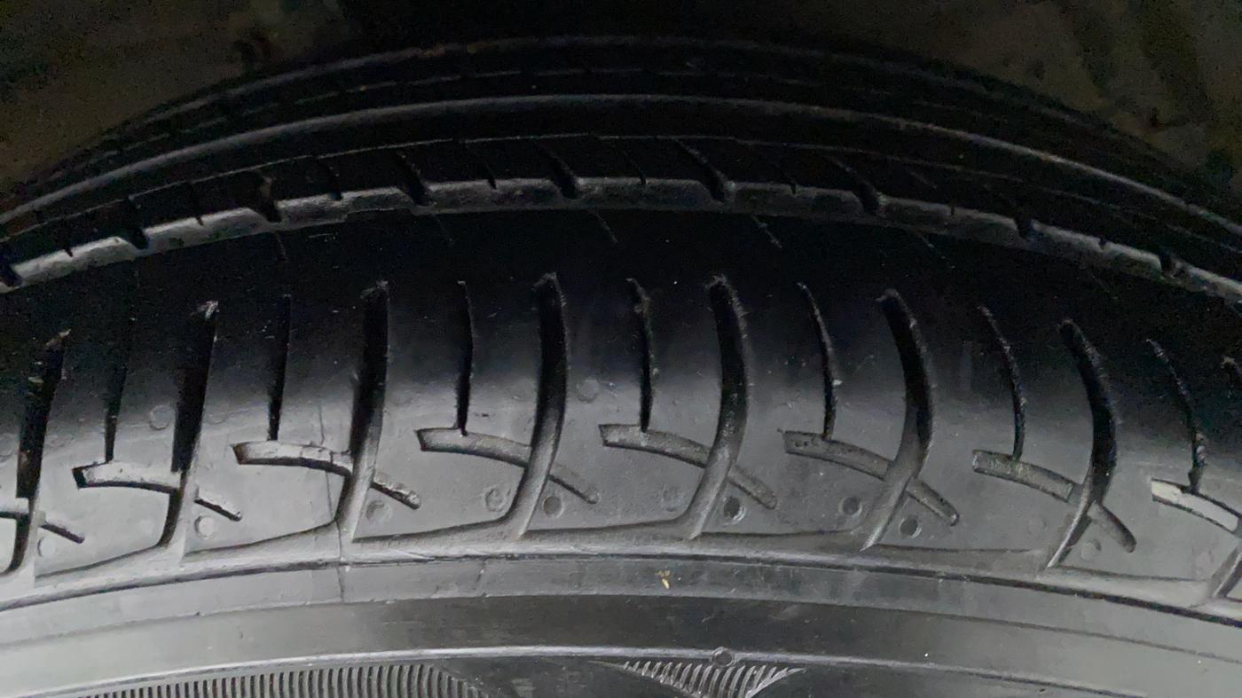 2019 Maruti Ciaz DELTA 1.5 SHVS VVT MT, Petrol, Manual, 28,111 km, Left Front Tyre Tread