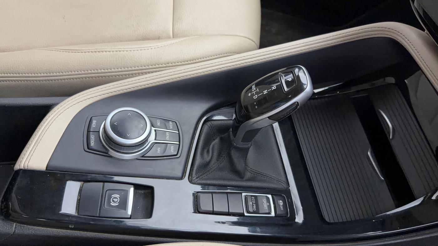 2021 BMW X1 sDrive20i xLine, Petrol, Automatic, 49,600 km, Gear Lever