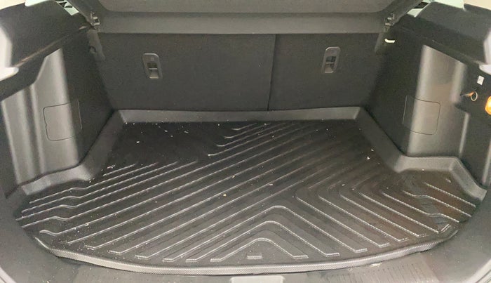 2022 Toyota URBAN CRUISER HYRYDER V NEO DRIVE, Petrol, Manual, 23,401 km, Boot Inside