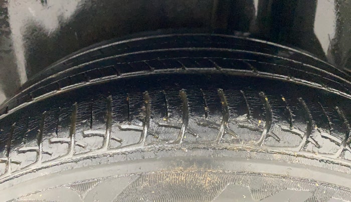 2015 Maruti Ciaz ZXI, Petrol, Manual, 78,259 km, Left Rear Tyre Tread